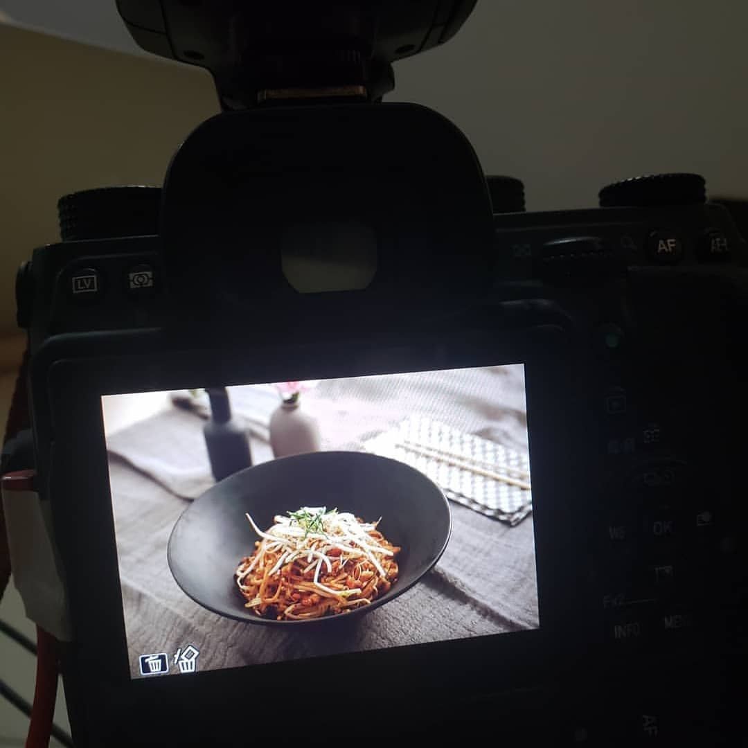 Visor da câmera mostrando um prato de macarrão com broto de feijão durante uma foto