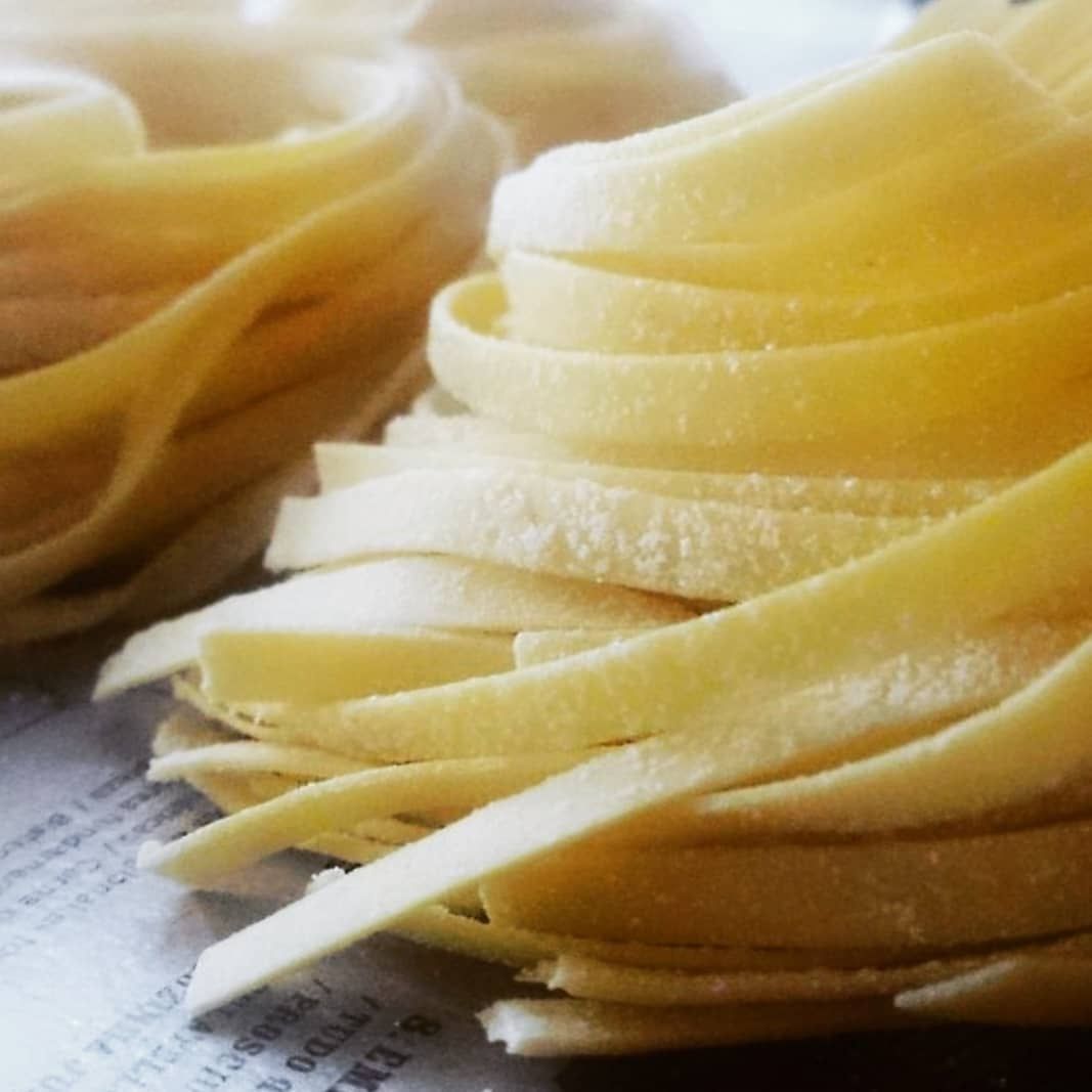 Ninhos de massa fresca enfarinhada