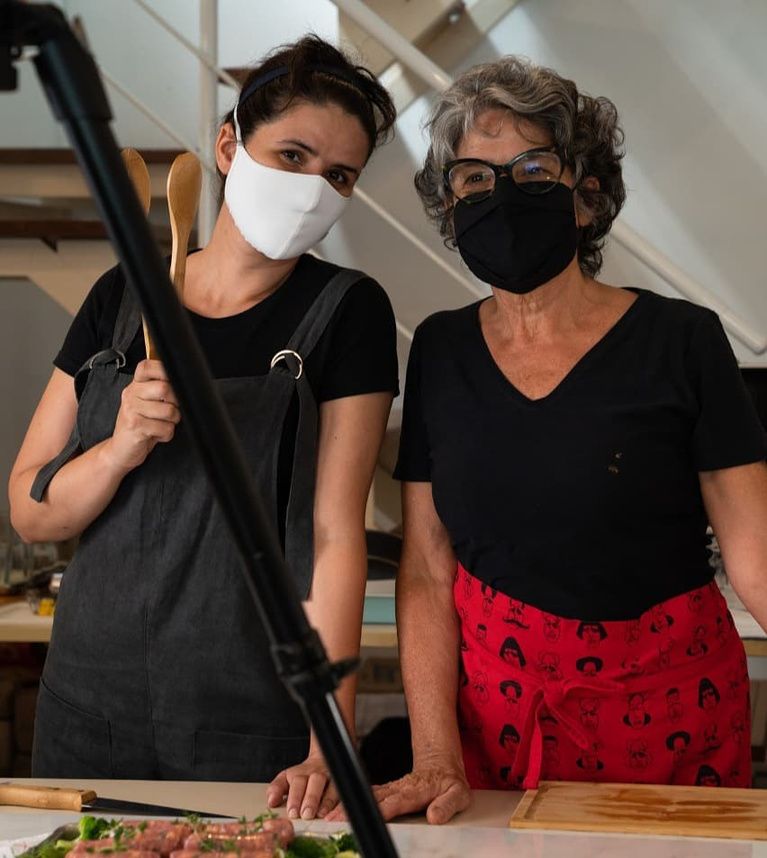 Mari e Tereza de máscara na cozinha, durante uma diária
